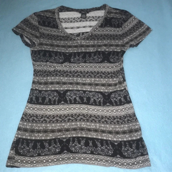 RUE21 Elephant animal print lightweight short sleeve stretchy top size M - Picture 1 of 6